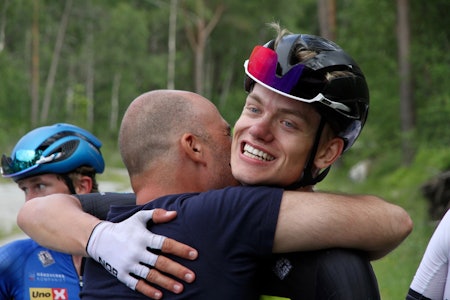 GODE KLEMMER: Det var flere som ville gratulere Mikal Uglehus etter seieren. FOTO: Jarle Fredagsvik, Landevei.no GODE KLEMMER: Det var flere som ville gratulere Mikal Uglehus etter seieren. FOTO: Jarle Fredagsvik, Landevei.no