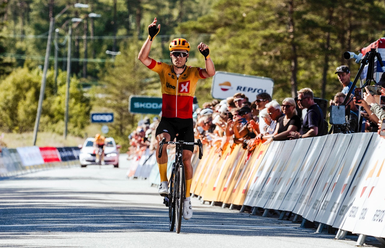 EN HYLLEST TIL ARNE: Fredrik Dversnes peker mot himmelen til ære for Arne Aareskjold. Foto: Kjetil Birkedal Pedersen / @sykkelfotografen / Uno-X Pro Cycling