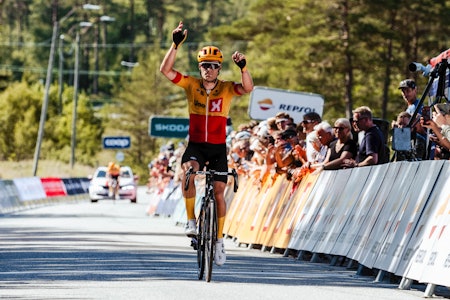 EN HYLLEST TIL ARNE: Fredrik Dversnes peker mot himmelen til ære for Arne Aareskjold. Foto: Kjetil Birkedal Pedersen / @sykkelfotografen / Uno-X Pro Cycling EN HYLLEST TIL ARNE: Fredrik Dversnes peker mot himmelen til ære for Arne Aareskjold. Foto: Kjetil Birkedal Pedersen / @sykkelfotografen / Uno-X Pro Cycling