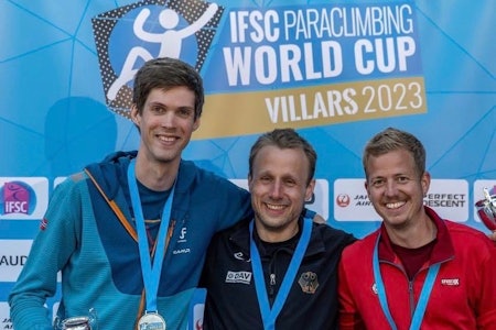 Isak Ripman (til venstre) med sølvmedalje på verdenscup i Villars. Foto: Jan Virt/IFSC