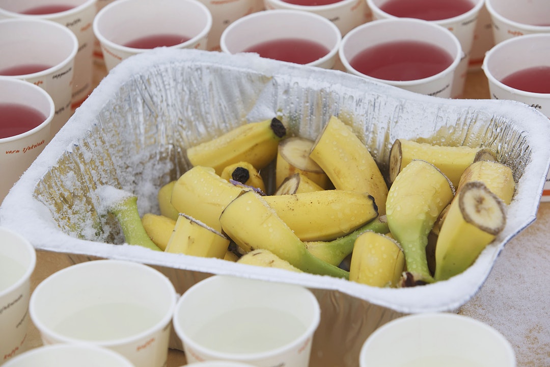 PÅFYLL: Banan og saft er typisk å få servert i konkurranser som inneholder matstasjon. Foto: Håvard solerød banan og saft matstasjon