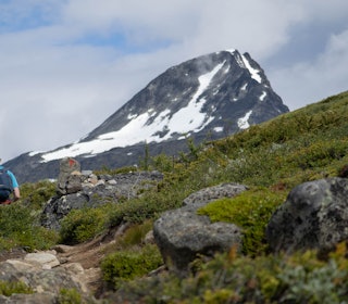 MOT SEMELTIND: Et markant fjell, men som ikke er viden kjent. Foto: Joakim Kirksæther Semeltind fjelltur mann