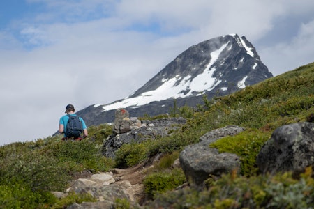 MOT SEMELTIND: Et markant fjell, men som ikke er viden kjent. Foto:  Joakim Kirksæther Semeltind fjelltur mann