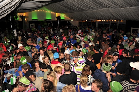 25 ÅR MED GALSKAP OG LUE PÅ: Under Ekstremsportveko i 2013 var det helt korrekt å bruke lue innendørs. Foto: Roger Brendhagen 25 ÅR MED GALSKAP OG LUE PÅ: Under Ekstremsportveko i 2013 var det helt korrekt å bruke lue innendørs. Foto: Roger Brendhagen