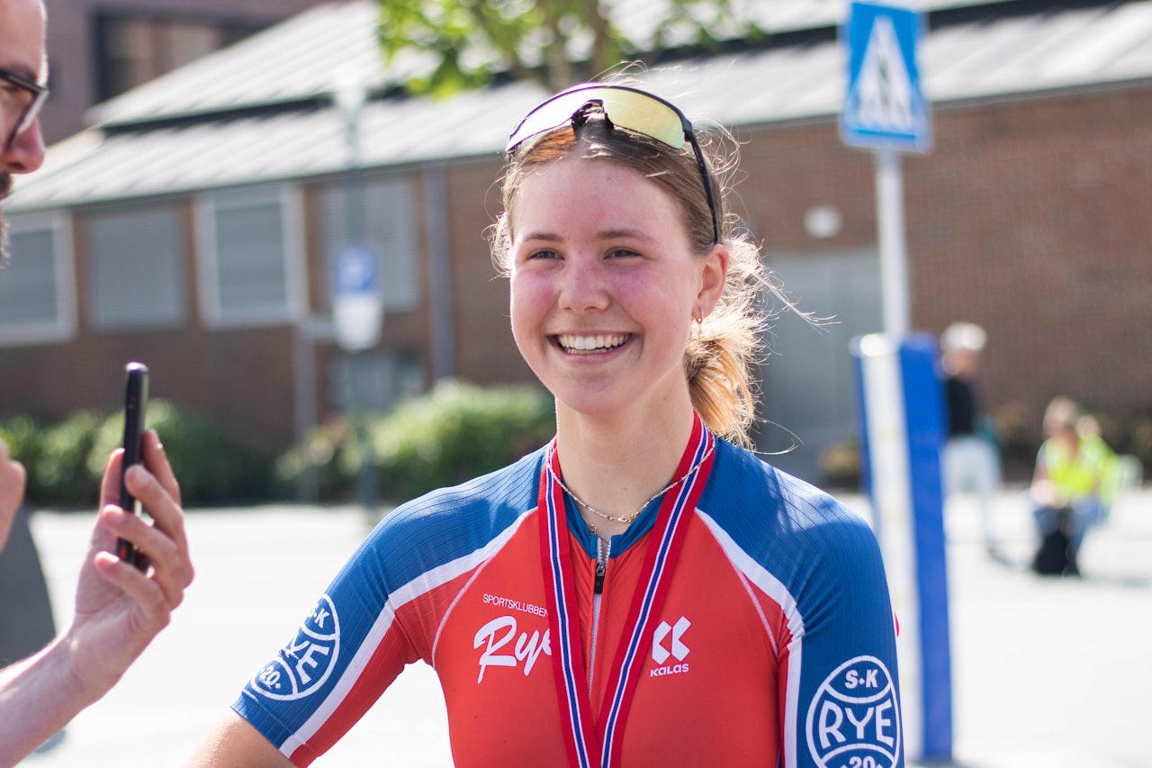 SØLV: Kamilla Aasebø tok sølvmedalje i displinen short track i EM for juniorer i Portugal. Foto: Knut Andreas Lone. kamilla aasebø sølv vm