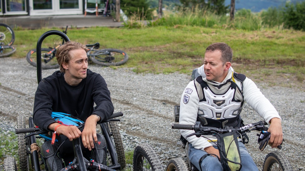 TRENGER FLERE: Både Morten Marius Skau og Sigurd Groven oppfordrer rullestolbrukere til å prøve en sittesykkel og delta på neste års Bavalanche. Foto: Fredrik Ouren Jostad