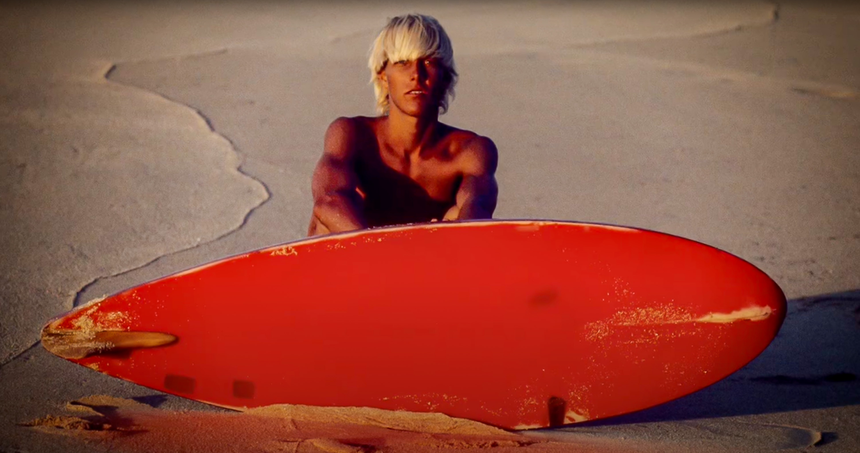 BUNKERS EGET BRETT: Bunker med et av sine egenproduserte brett, på Hawaii. Foto: Art Brewer