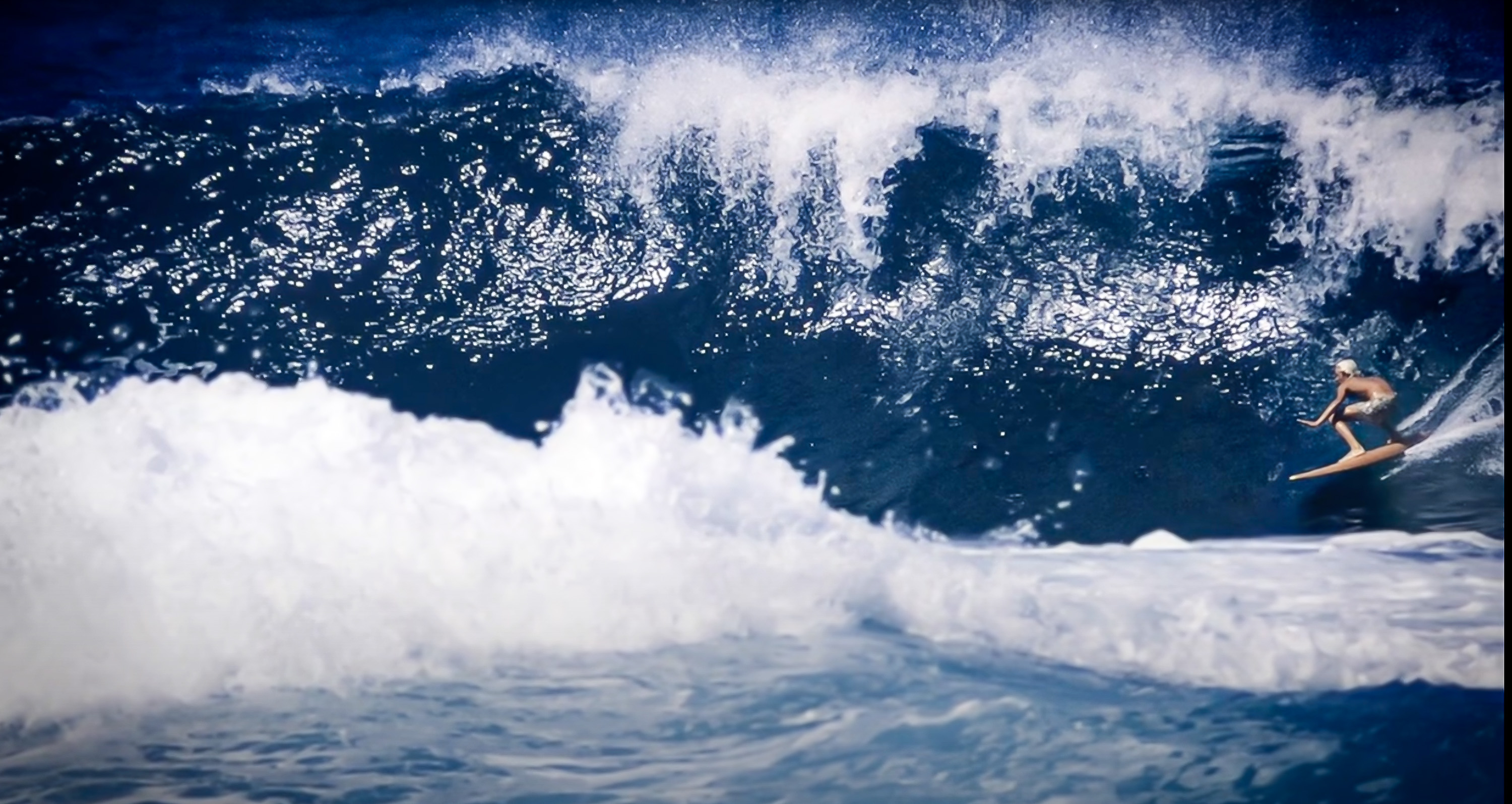 HAWAII: Unge Bunker Spreckles var blant de aller første til å surfe legendariske Backdoor på Oahu, Hawaii. Skjermdump fra filmen Bunker 77