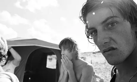 HISSIGE LOCALS: Mye dårlig stemning på stranden i følge boka som tar for seg det hawaiianske surfmiljøet «Bustin` Down The Door.». Bilde fra Bustin` Down The Door