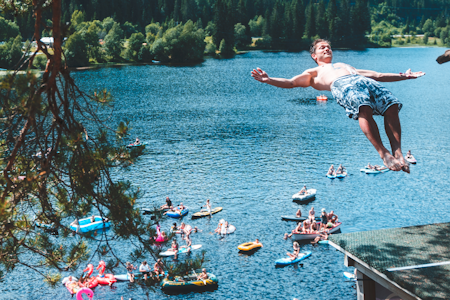 SHOW: Mye publikum var til stede for å se Arne Haugland stupe baklengs fra Lokst Utøve. Foto: Marcus Bere/Ekstremsportveko Arne Haugland baklengsstup