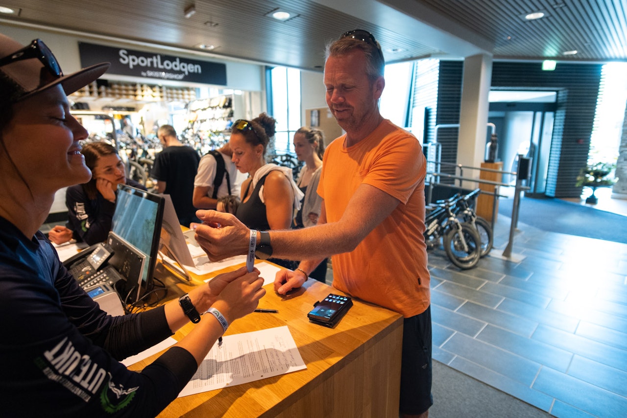 Ingrid, ein av festivalens frivillige, hjelp ein deltakar med å bli klar for festival! Foto: Silje Kabbe Ingrid, ein av festivalens frivillige, hjelp ein deltakar med å bli klar for festival! Foto: Silje Kabbe