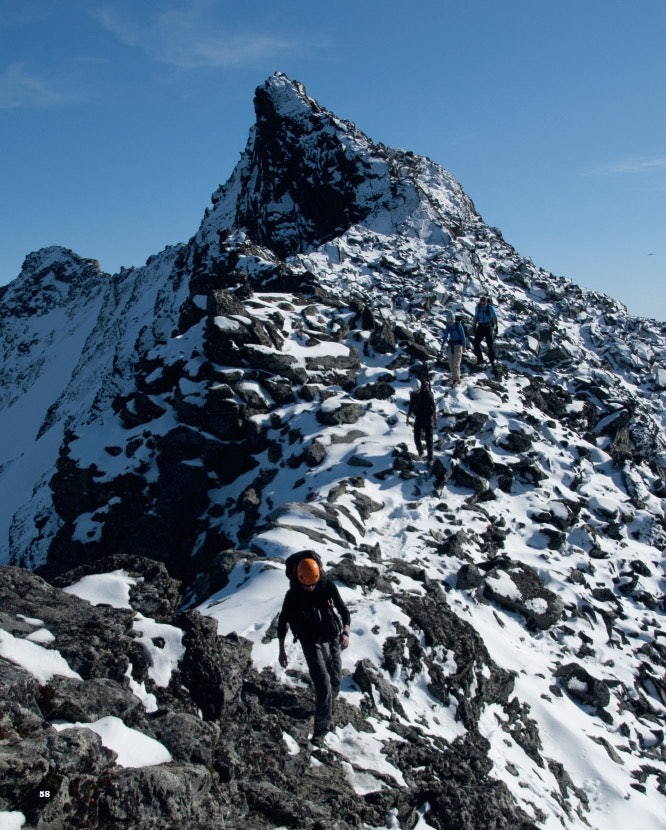 OVER DYRHAUGSRYGGEN: Sommeren kan også se sånn ut, her fra Dyrhaugsryggen. Foto: Sandra L. Wangberg2062 moh. nordre dyrhaugstind