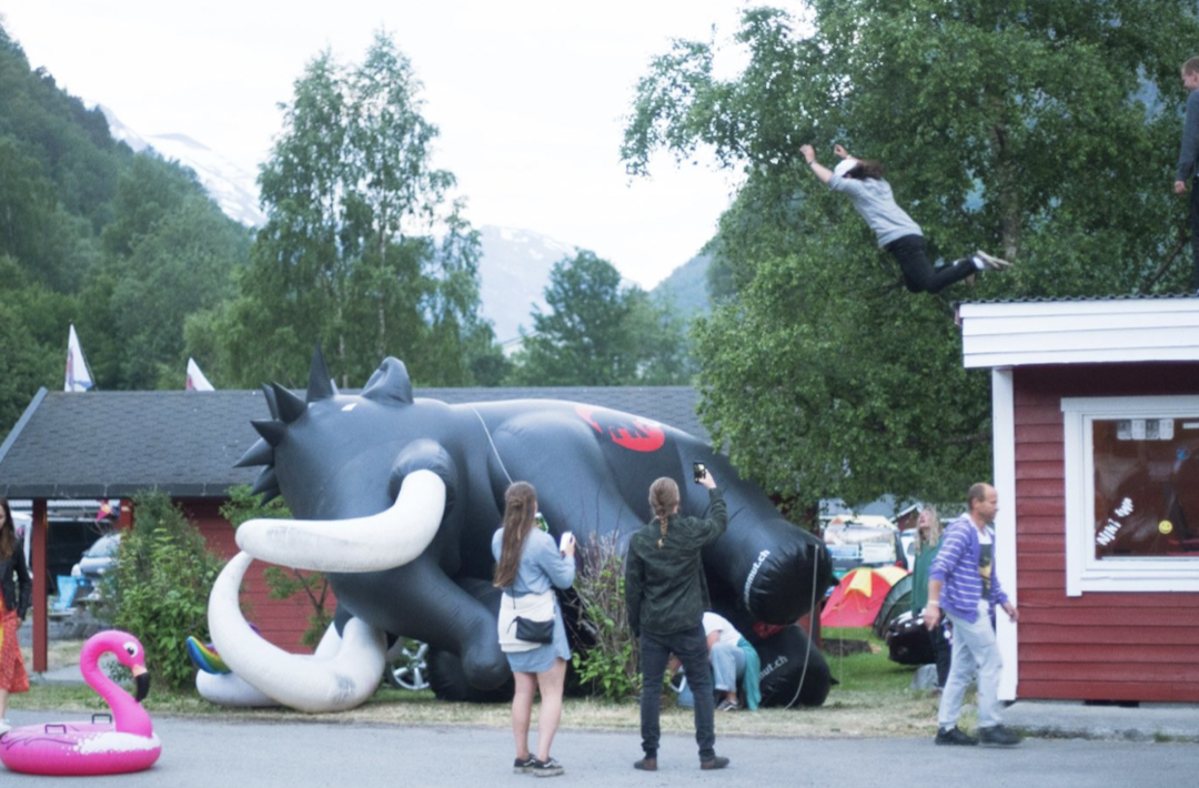 TRAMPOLINE: Dette bildet er tatt under nachspielet i 2018, hvor en gjeng festivaldeltakere brukte Manny som trampoline. Foto: Strynefestivalen. TRAMPOLINE: Dette bildet er tatt under nachspielet i 2018, hvor en gjeng festivaldeltakere brukte Manny som trampoline. Foto: Strynefestivalen.