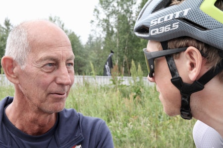 TRAFF GAMLE KJENTE: Foran herrenes fellesstart slo Carl Fredrik Hagen av en prat med sin gode venn, Hans Falk. 65-åringen er på bedringens vei etter at han fikk akutt blodkreft i fjor høst. FOTO: Jarle Fredagsvik TRAFF GAMLE KJENTE: Foran herrenes fellesstart slo Carl Fredrik Hagen av en prat med sin gode venn, Hans Falk. 65-åringen er på bedringens vei etter at han fikk akutt blodkreft i fjor høst. FOTO: Jarle Fredagsvik