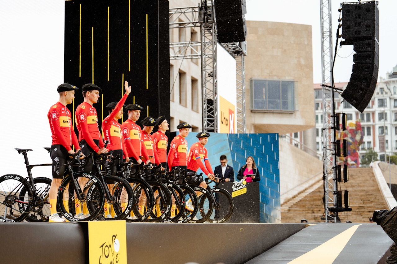 HISTORISK: Uno-X er klar for sitt aller første Tour de France. Her på lagpresentasjonen i Bilbao torsdag. Foto: Wordup Projects / Uno-X Pro Cycling