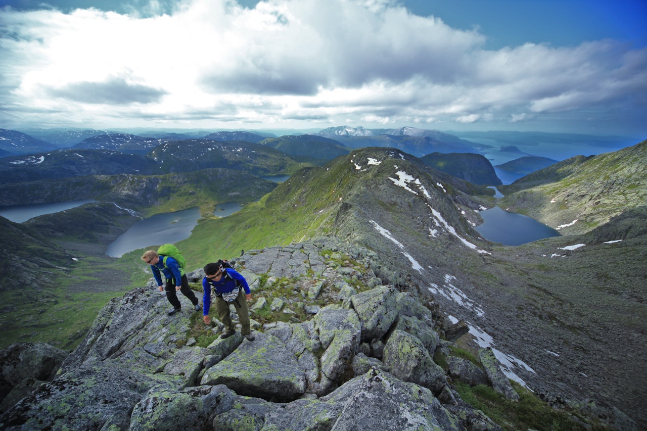 TOPPEN AV ROSENDAL: Fra toppen av Store Bjørndalstind er det ennå mer tur igjen. Foto: Matti Bernitz bjørndalstindtraversen