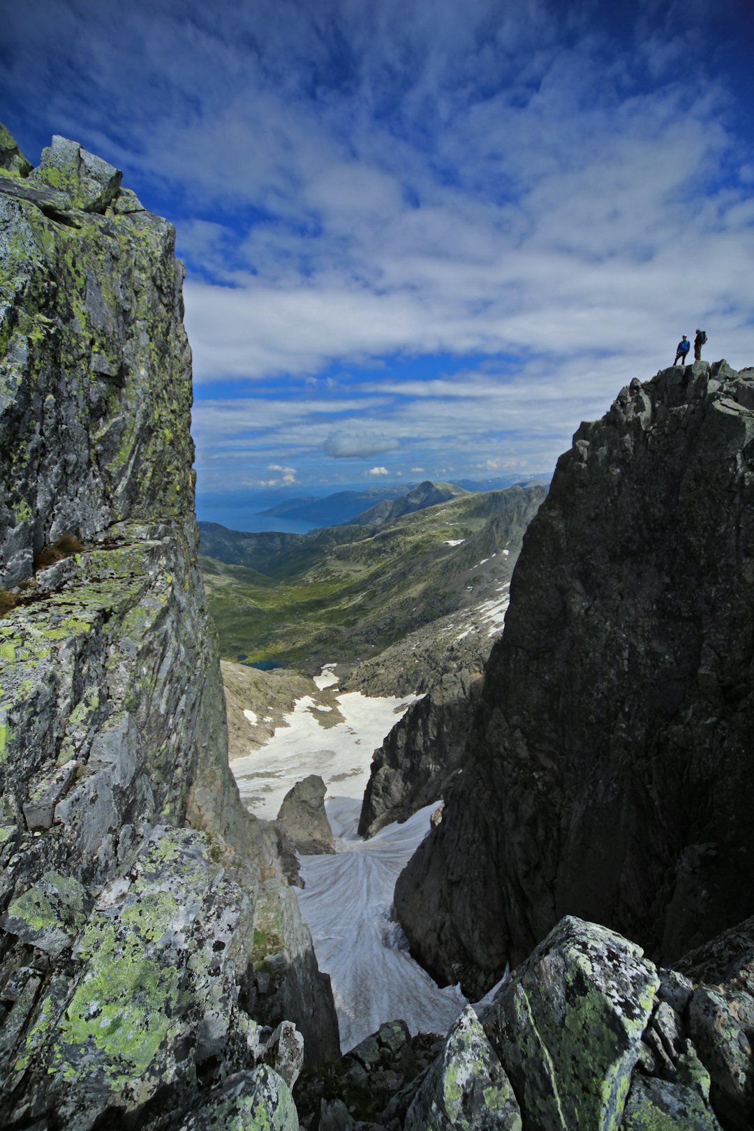 TRYGT OG FLOTT: Traversen bortetter ryggen har mange luftige punkter, men føles aldri veldig utsatt. Foto: Matti Bernitz store bjørndalstind travers