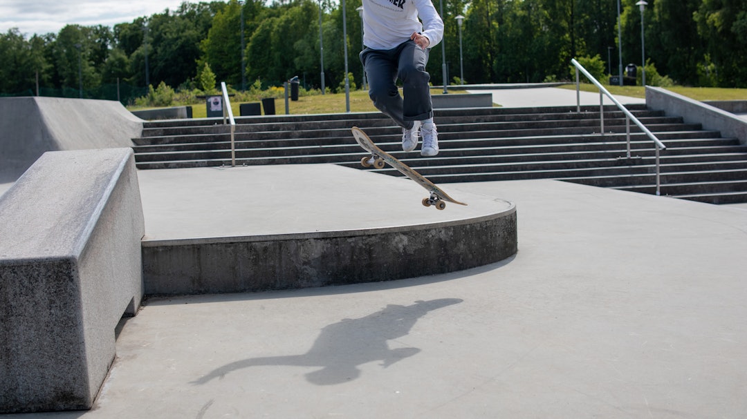 SHUVIT: Får du begynner å gjøre shuvit ned kanter, kan det være lurt å lære seg det på flatmark. Foto: Fredrik Ouren Jostad Tonje Pedersen Fri Flyts skateskole