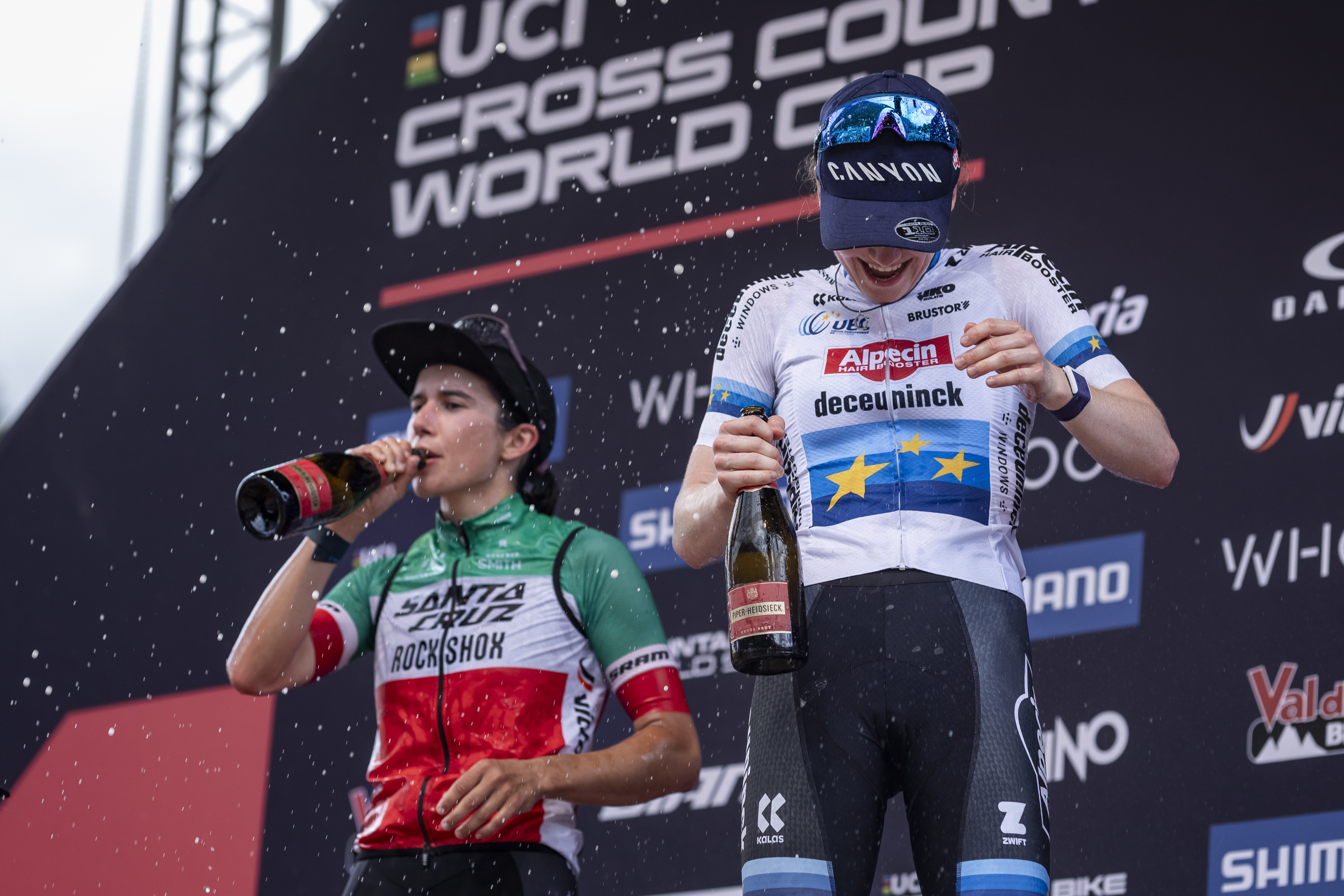 SEIER: Nederlandske Puck Pieterse hadde all grunn til å sprette champagnen etter å ha vunnet sitt tredje verdenscuprenn denne sesongen. Foto: Karolina Krasinka / Red Bull Content Pool