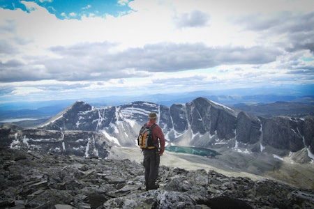 FLOTT UTSYN: På toppen av Trolltinden med utsikt til Bråkdalsbelgen (t.h.) og Ljosåbelgen (t.v.). trolltinden rondane