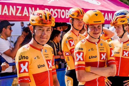 KAMERATER: Torstein Træen og Jonas Abrahamsen har kjent hverandre lenge. Nå blomstrer begge to, men her, i Tour Colombia 2.1, tok karrierene to forskjellige retninger. Foto: @munerix / Uno-X Pro Cycling