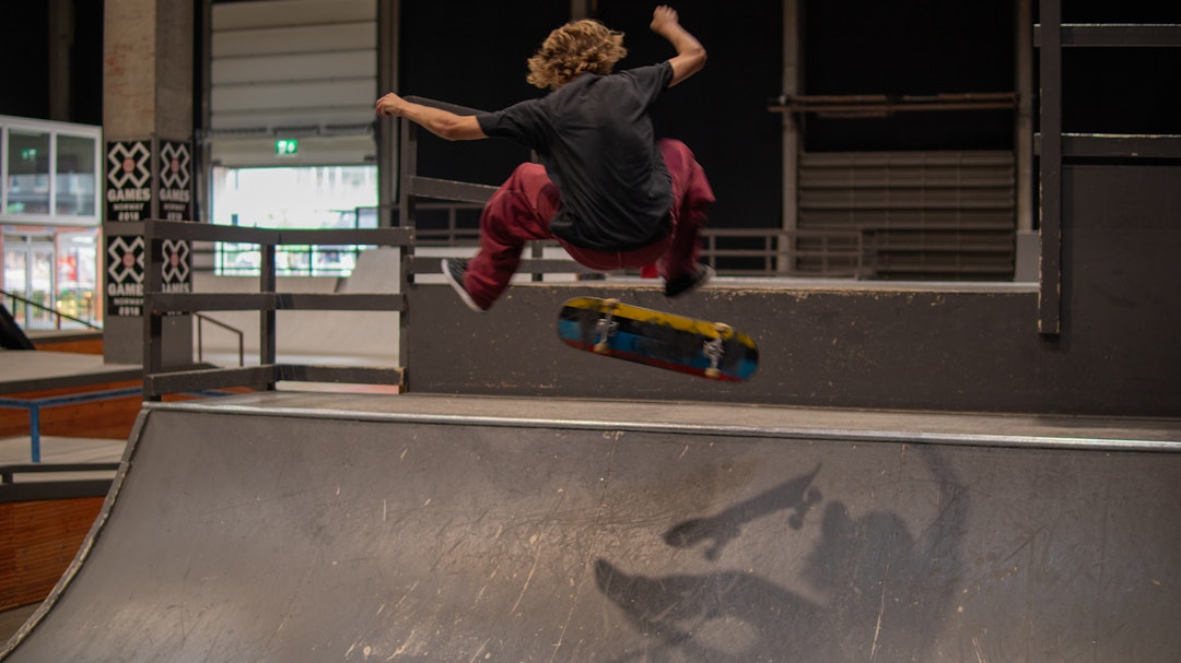 ØVELSE GJØR MESTER: Frontside kickflip er kanskje ikke det første trikset man lærer seg i miniramp, derfor kan det være lurt å lære seg de enkle triksene først. Foto: Fredrik Ouren Jostad Fri Flyts skateskole Johannes Taklo
