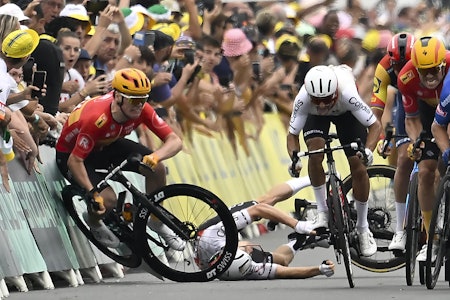I BAKKEN: Søren Wærenskjold velter på oppløpet på den fjerde etappen av Tour de France. Foto: Cor Vos I BAKKEN: Søren Wærenskjold velter på oppløpet på den fjerde etappen av Tour de France. Foto: Cor Vos