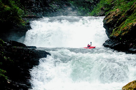 KRUTÅGA: Jørgen Thoresen har to av tre dropp igjen i den superklassiske trippelkombinasjonen i Krutåga. Snart ligger dette i rør, så vær kjapp om du vil gjøre samme sak! Foto: Tore Meirik KRUTÅGA: Jørgen Thoresen har to av tre dropp igjen i den superklassiske trippelkombinasjonen i Krutåga. Snart ligger dette i rør, så vær kjapp om du vil gjøre samme sak! Foto: Tore Meirik