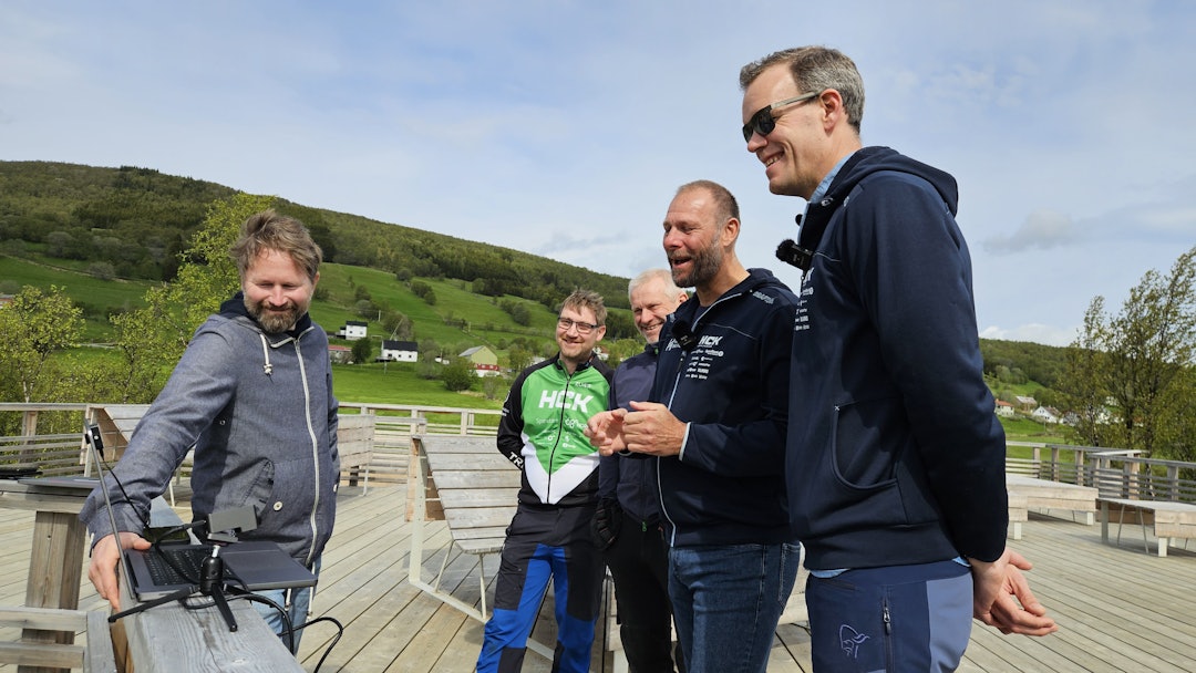 Fra høyre: Stian Kristoffer Evensen, prosjektleder Harstad Bike Park, Bjørn Tore Woll, Styreleder Harstad Cykleklubb (HCK), Arve Jørgensen, styremedlem HCK, Knut Børge Berg, styremedlem HCK og driftsleder Harstad Bike Park. Til venstre, Øivind Arvola, Kommunikasjonssjef, Harstad Kommune. Foto: Øyvind Kaarbø, Harstad Tidende Harstad Bike Park