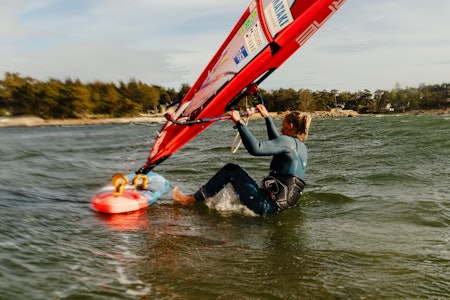 VANNSTART: Oda Johanne Stokstad Brødholt viser deg hvordan du lærer vannstart i windsurfing. vannstart windsurfing windsurf