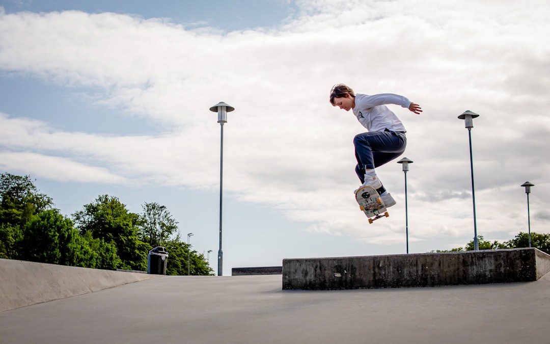 OLLIE: I starten kan det være lurt å lære seg bevegelsene man må gjøre med føttene på flatmark. Foto: Fredrik Ouren Jostad OLLIE: I starten kan det være lurt å lære seg bevegelsene man må gjøre med føttene på flatmark. Foto: Fredrik Ouren Jostad