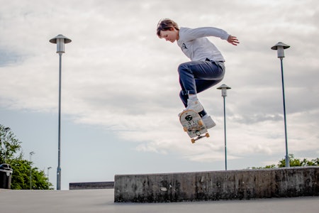 OLLIE: I starten kan det være lurt å lære seg bevegelsene man må gjøre med føttene på flatmark. Foto: Fredrik Ouren Jostad OLLIE: I starten kan det være lurt å lære seg bevegelsene man må gjøre med føttene på flatmark. Foto: Fredrik Ouren Jostad