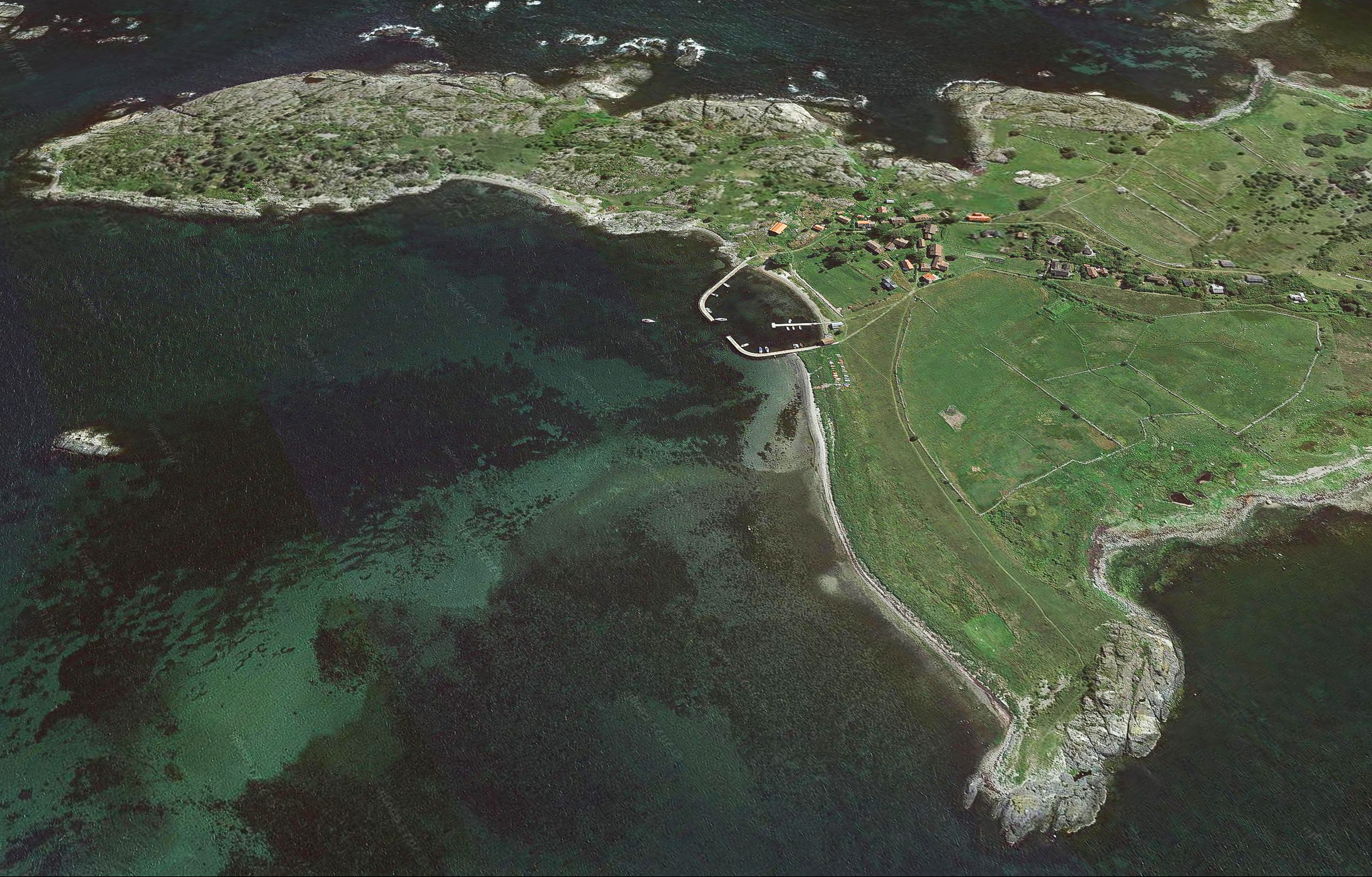 STRÅHOLMEN: Øya var opprinnelig en losstasjon. I dag er det kun sommerboliger på Stråholmen.