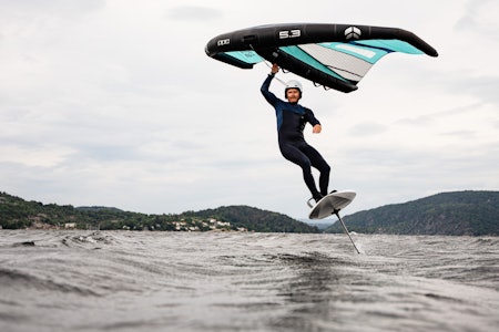 TOESIDE-TACK: Christian Juell er en mester på å tacke med wingfoil. Han er goofy, og har høyrefoten først som sin naturlige kjøreretning, så dette blir da hans naturlige toe-side tack. Foto: Christian Nerdrum TOESIDE-TACK: Christian Juell er en mester på å tacke med wingfoil. Han er goofy, og har høyrefoten først som sin naturlige kjøreretning, så dette blir da hans naturlige toe-side tack. Foto: Christian Nerdrum