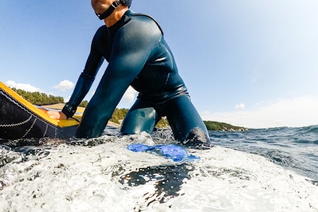 BRUK VINGEN: Ved å presse seg ned på leading edge, vil du brettet også komme høyere opp i vannet. BRUK VINGEN: Ved å presse seg ned på leading edge, vil du brettet også komme høyere opp i vannet.