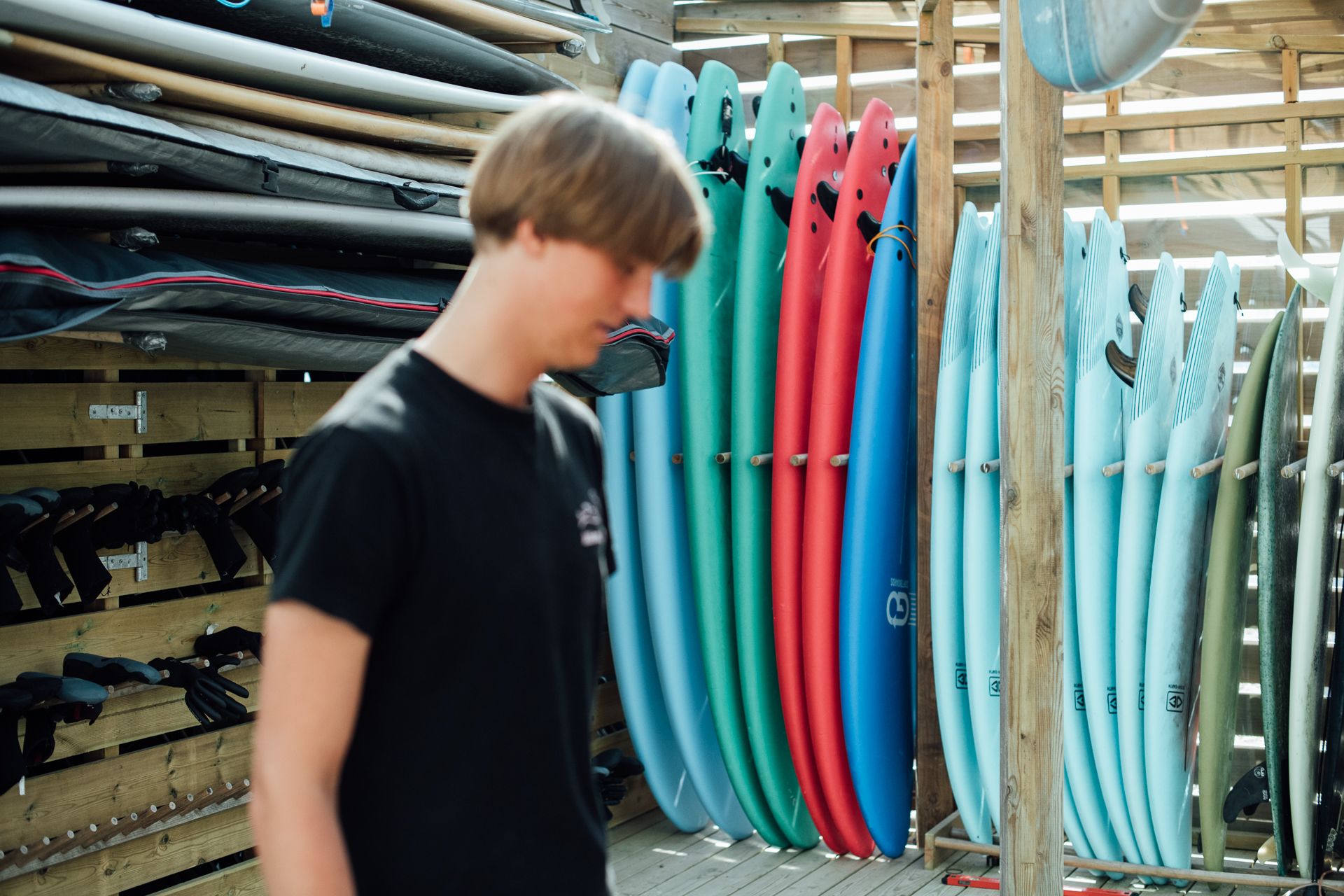 OREDENSMANN: Store deler av jobben til Truls er å holde orden på utstyret som blir brukt i kursene. Foto: Runa Andersen