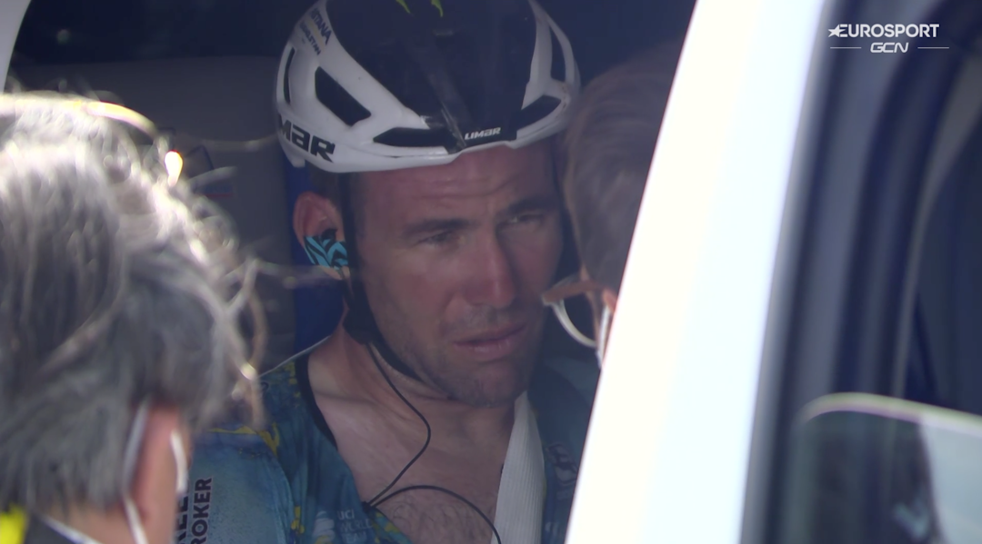 INN I AMBULANSEN: Mark Cavendish holdt seg til sin venstre skulder. FOTO: Skjermdump via Eurosport/GCN INN I AMBULANSEN: Mark Cavendish holdt seg til sin venstre skulder. FOTO: Skjermdump via Eurosport/GCN