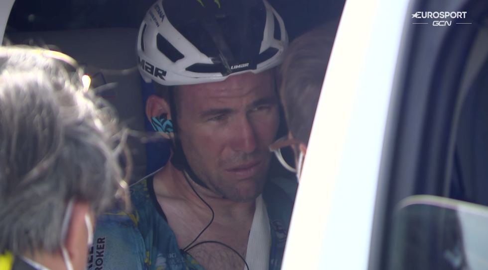 INN I AMBULANSEN: Mark Cavendish holdt seg til sin venstre skulder. FOTO: Skjermdump via Eurosport/GCN