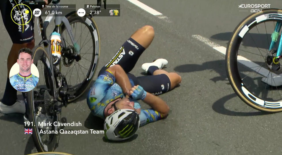 BLE LIGGENDE: Mark Cavendish innså kjapt at det ikke var mulig å fortsette. FOTO: Skjermdump fra Eurosport/GCN