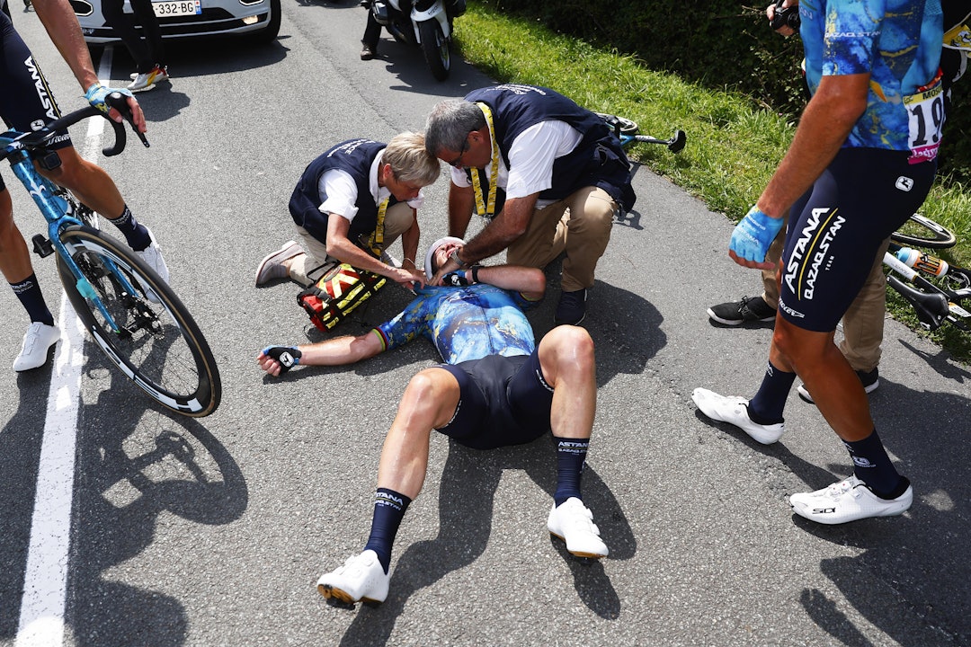 GAME OVER: Her ligger både Mark Cavendish og drømmen hans i grus. FOTO: Cor Vos GAME OVER: Her ligger både Mark Cavendish og drømmen hans i grus. FOTO: Cor Vos