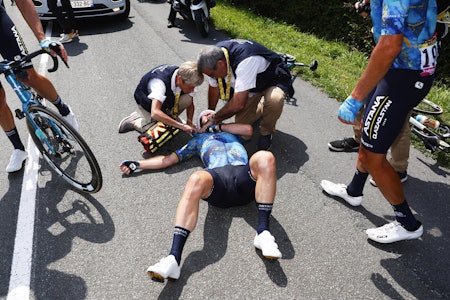 GAME OVER: Her ligger både Mark Cavendish og drømmen hans i grus. FOTO: Cor Vos GAME OVER: Her ligger både Mark Cavendish og drømmen hans i grus. FOTO: Cor Vos