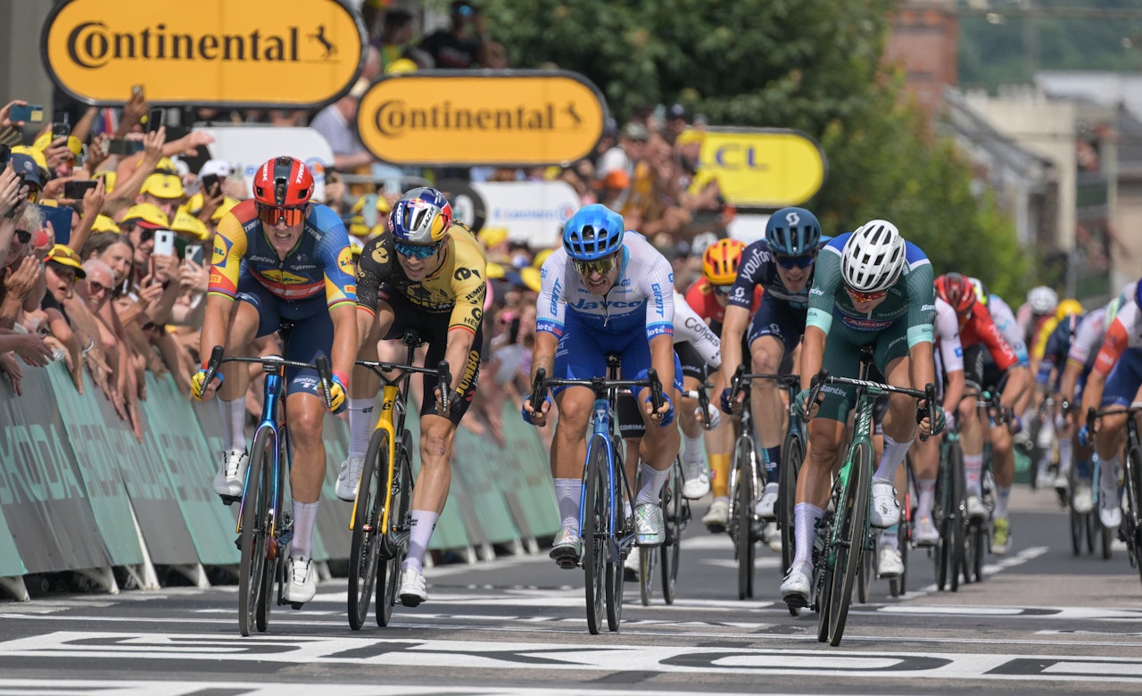 HOLDT KONKURRENTENE UNNA: Mads Pedersen var råsterk på dag 8 av Tour de France. Det endte med etappeseier til den danske 27-åringen! FOTO: Cor Vos