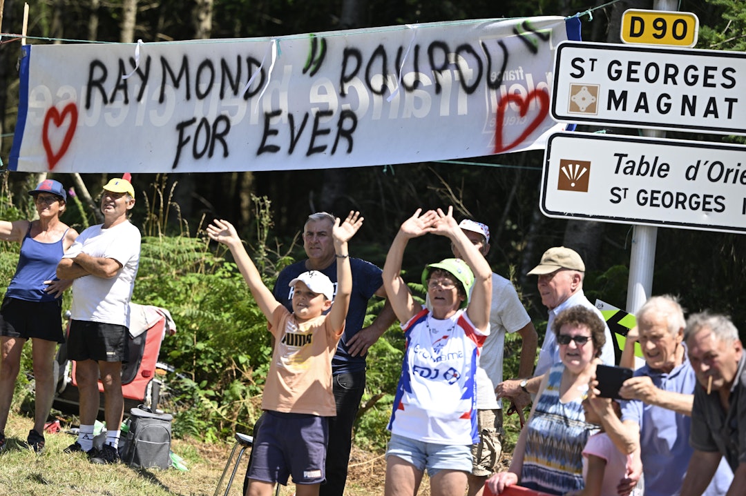 STORSTILT MARKERING: Etappen startet i byen Raymond Poulidor bodde i, og siden sovnet stille inn. FOTO: Cor Vos