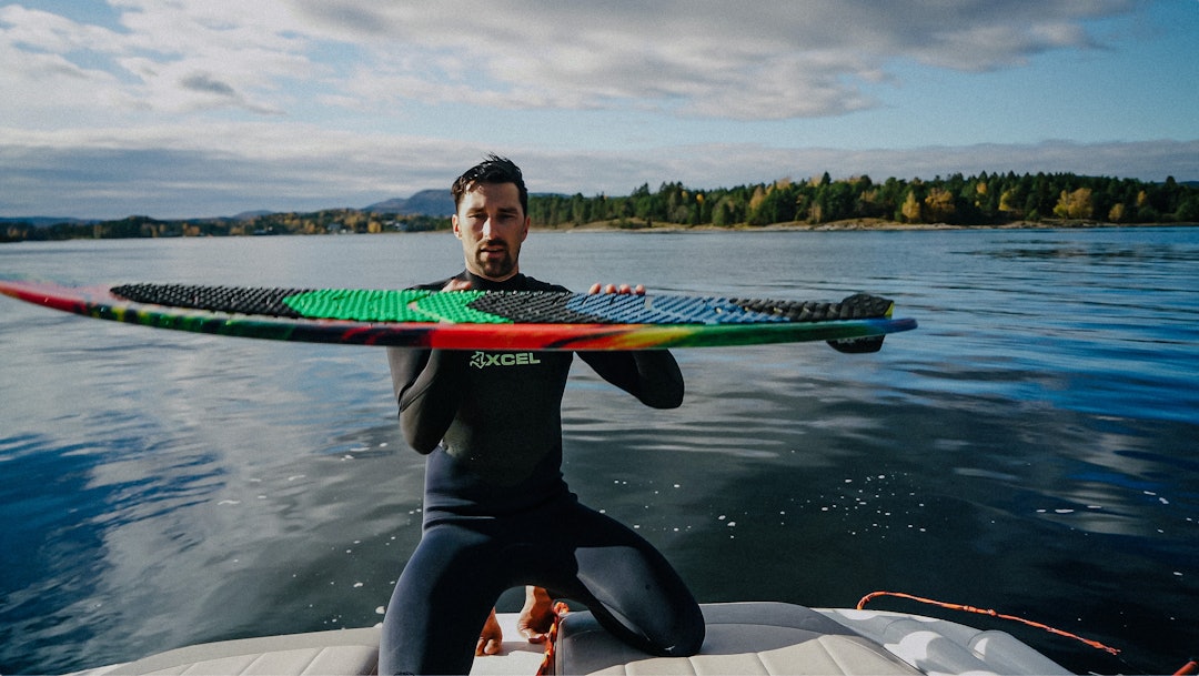 WAKESURF-BRETT: Brettene til wakesurfing er korte, flate og oppsatt med små finner. Bilde: Christian Nerdrum Brett til wakesurf