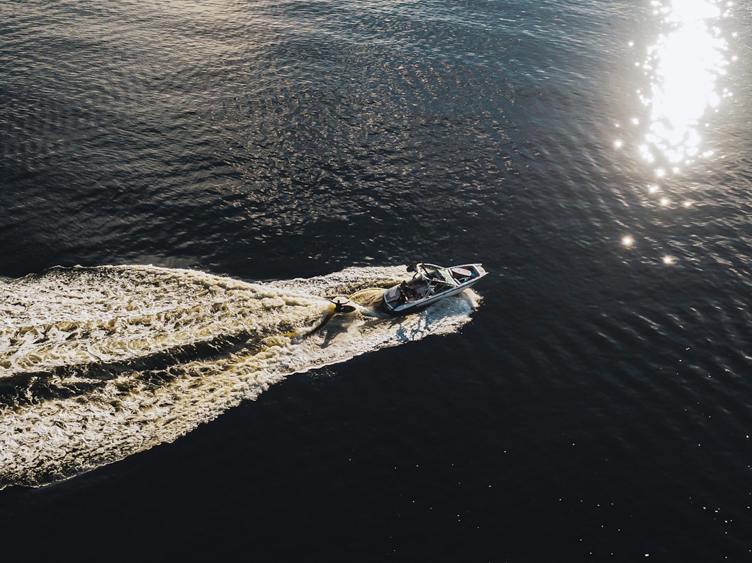 WAKESURF: Konseptet er enkelt og sosialt, men selvsagt ikke for alle. Bilde: Christian Nerdrum Wakesurf drone