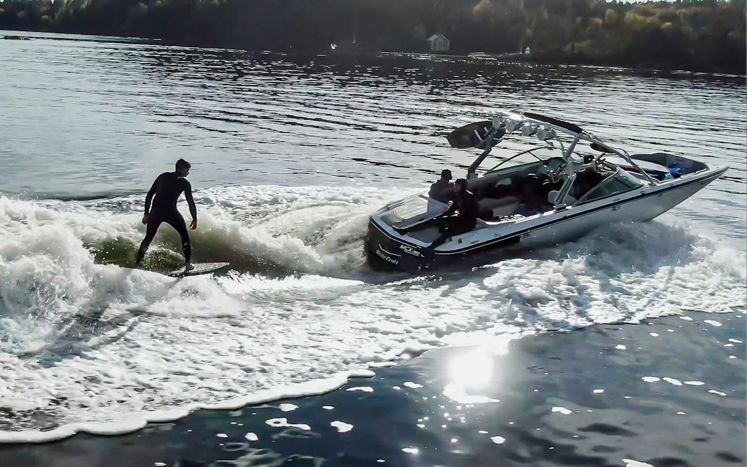 BÅTEN: Alle båter som lager store nok bølger kan brukes til wakesurf. Men har du en MAster Craft som dette, blir det ekstra moro. Bilde: Christian Nerdrum Båt til wakesurfing