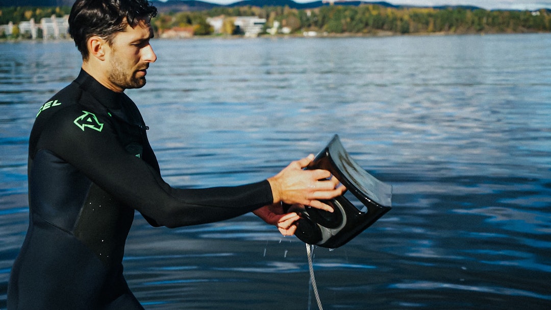 WAKE SHAPER: En såkalt wake shaper til wakesurf gjør bølgene renere og bedre. Bilde: Christian Nerdrum Wake shaper til wakesurf