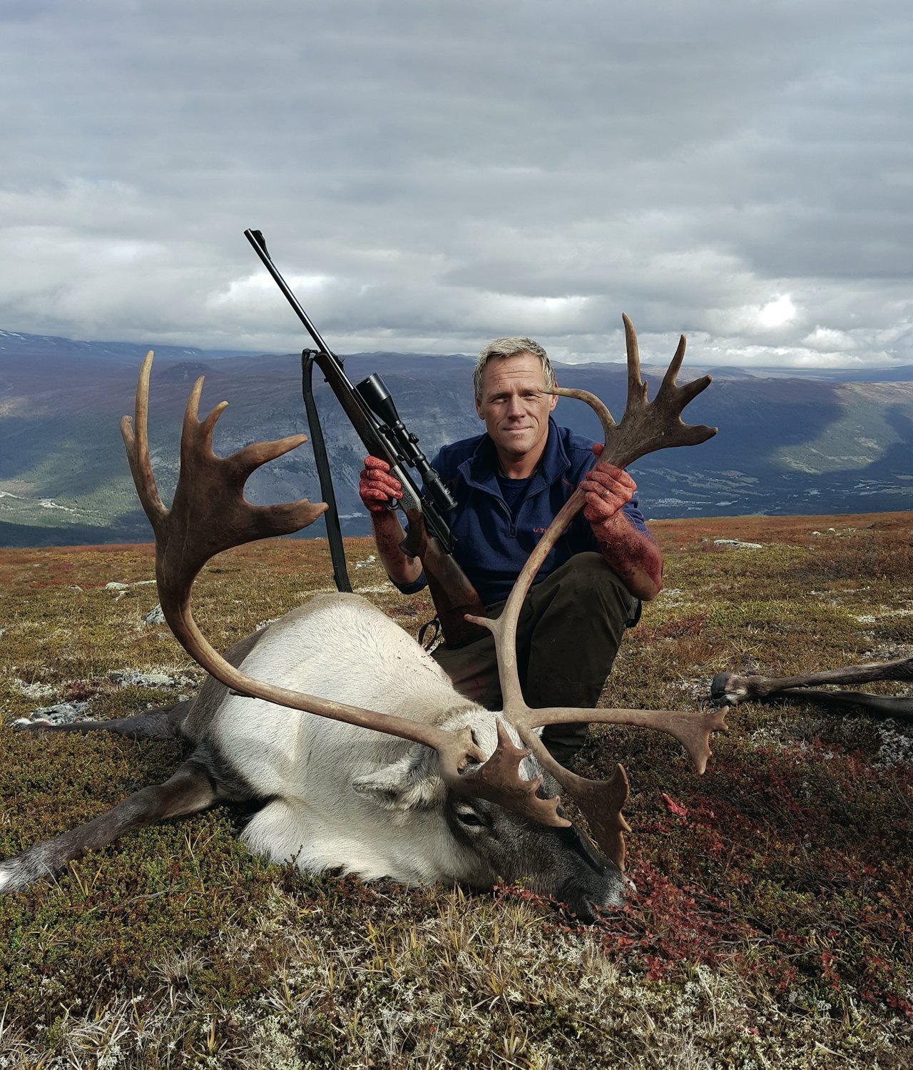 STORVILTJEGER: Bjørnar Ridderhaugen med en prektig reinsbukk på 110 kilo ved Buanosi i Skjåk sørøst. Denne jaktdagen skjøt han også ei simle på 50 kilo, så det ble tre dager med bæring.