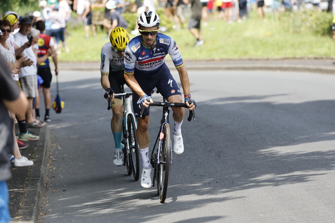 HEFTIG OG BEGEISTRENDE: Det var en voldsomt aktiv start på den 10. etappen. Her har Matej Mohoric og Julian Alaphilippe angrepet på vei over 3.-kategorien. FOTO: Cor Vos HEFTIG OG BEGEISTRENDE: Det var en voldsomt aktiv start på den 10. etappen. Her har Matej Mohoric og Julian Alaphilippe angrepet på vei over 3.-kategorien. FOTO: Cor Vos