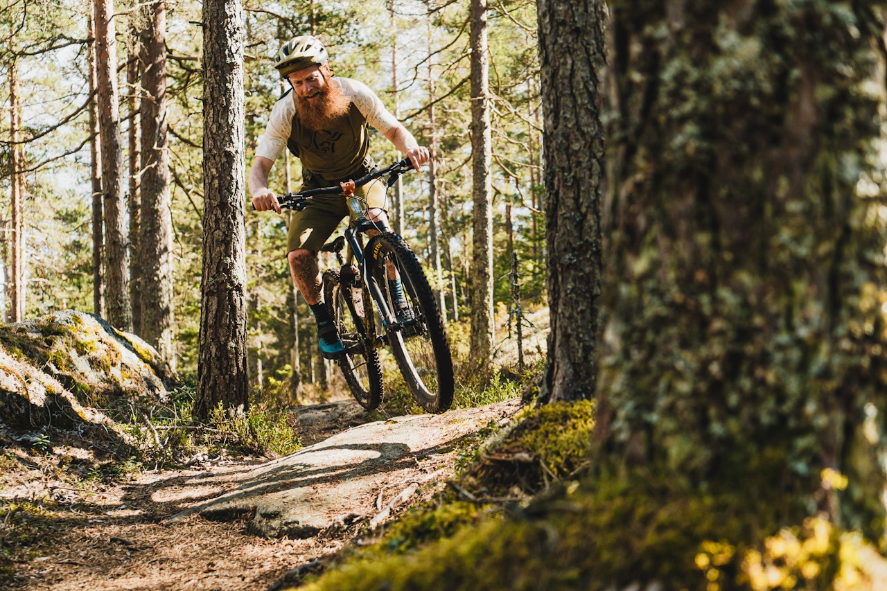 FULL POTT: Vi er usikre på om det finnes noen sport som er mer relevant for skikjøring enn stisykling. Foto: Christian Nerdrum